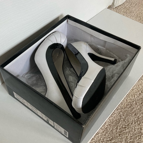 Deb brand women’s black and white heels - worn only once! - Picture 2 of 9